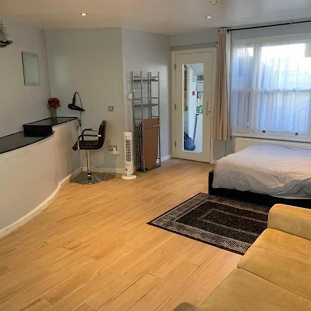 Studio Apartment - Entire Lower Ground Floor - Only 7 Mins Walk Kings Cross St Pancras Station London Eksteriør bilde