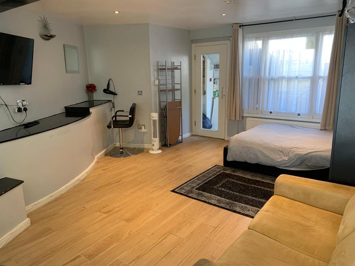 Studio Apartment - Entire Lower Ground Floor - Only 7 Mins Walk Kings Cross St Pancras Station London Eksteriør bilde